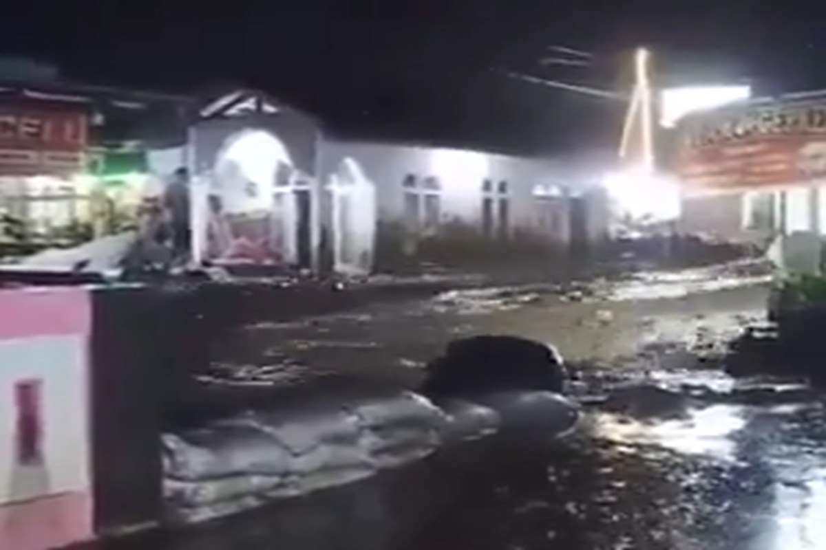 VIDEO | Alluvione, colate di detriti vulcanici e fango: morti e dispersi