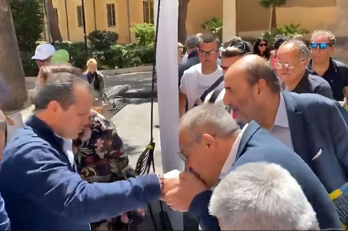 Il baciamano a Cateno De Luca: la foto sui social che scatena il web