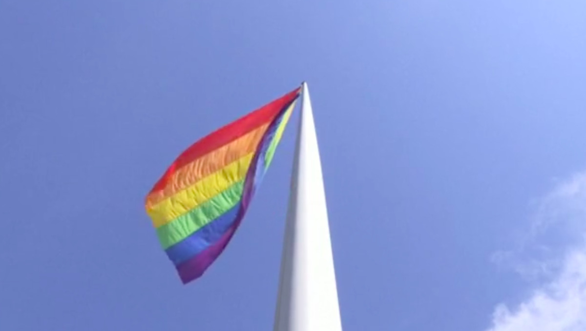 VIDEO | La bandiera arcobaleno davanti alla sede del governo tedesco contro l’omofobia