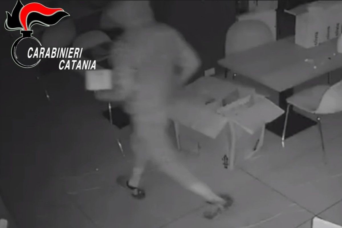Camporotondo Etneo, assaltano un bar ma vengono scoperti: arrestato un 22enne