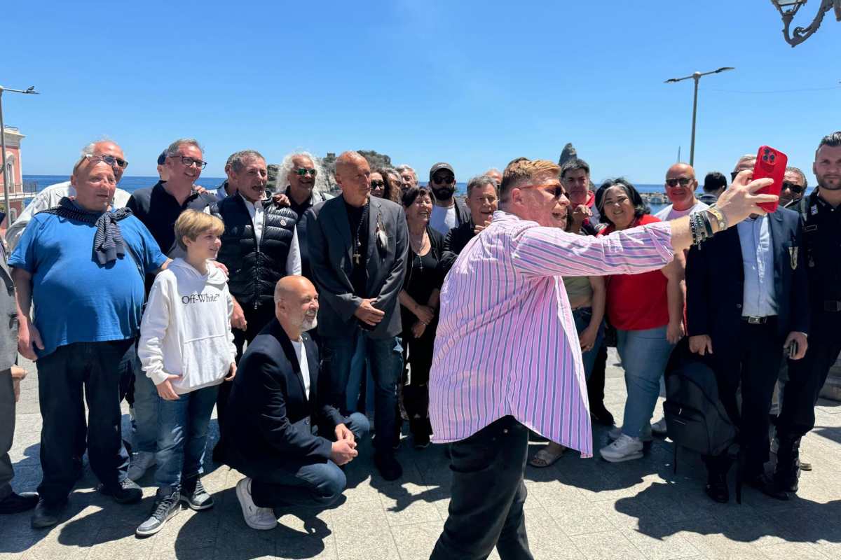 Galleria foto 'Europee, Capitano Ultimo ad Aci Trezza: “Comuni al centro del progetto. Mafia? Ribelliamoci a viso aperto”' - foto 3