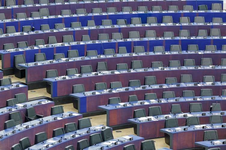 Carmelo Frisenna, ex assessore condannato per mafia, tra gli assistenti dell’eurodeputato Milazzo