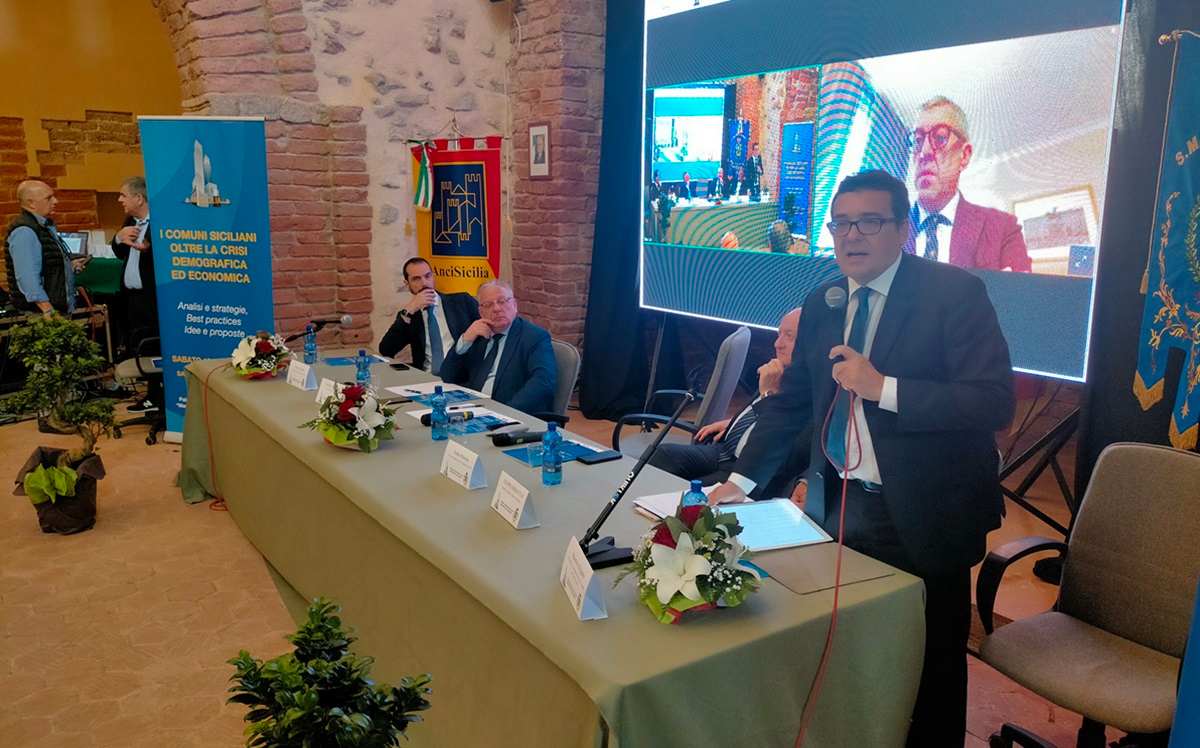 VIDEO | Anci Sicilia, il convegno sullo spopolamento dei comuni siciliani. Basile: “Tornare a investire nei borghi”