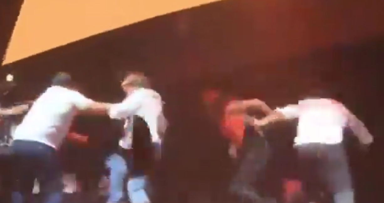 VIDEO | Tragedia durante il comizio: schermo crolla sul palco, 9 morti