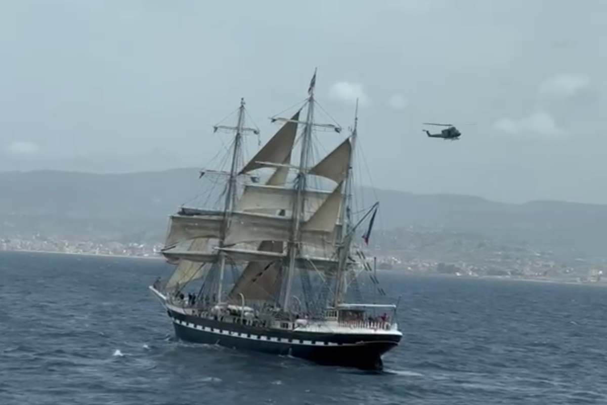VIDEO | Olimpiadi, la fiamma olimpica attraversa lo Stretto di Messina