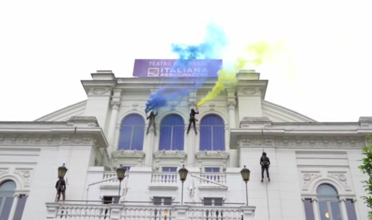 VIDEO| Flash mob a Milano con suore acrobate calate da un tetto