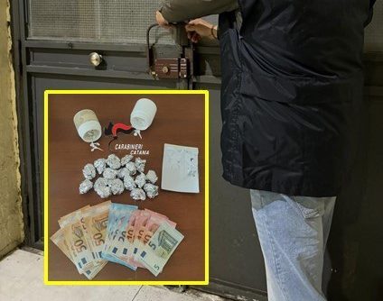 Catania, 60 dosi di cocaina dietro la porta blindata: arrestato