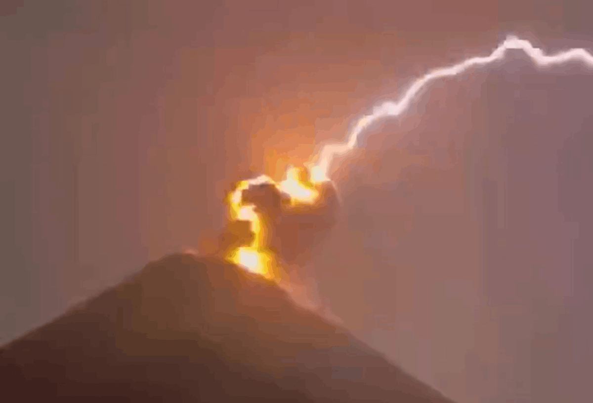 VIDEO | Fulmine colpisce la bocca del vulcano Fuego: lo spettacolo in Guatemala