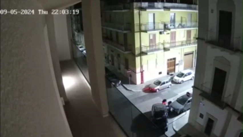 VIDEO | Rubano un’auto in 3 minuti con una…corda: ladri in azione nella notte