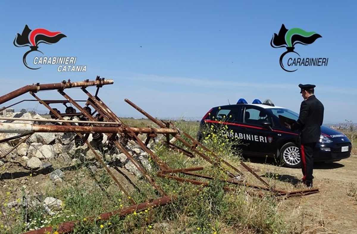 Catania, armati di flex abbattono un traliccio per rubare il ferro: 2 arresti