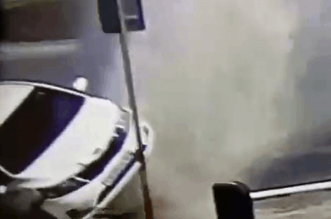 VIDEO | Violento getto d’acqua esplode improvvisamente e ribalta auto parcheggiata