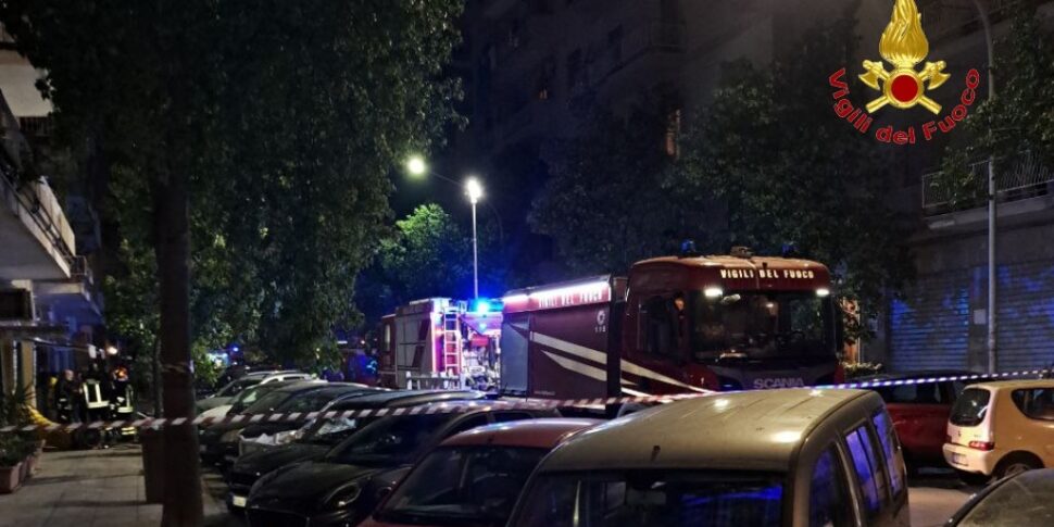 Incendio in un biscottificio a Palermo, evacuato edificio