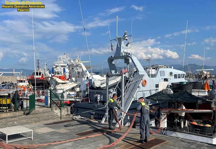 VIDEO E FOTO | Duro colpo delle Fiamme Gialle alla pesca di frodo nel Messinese, scoperti anche lavoratori irregolari