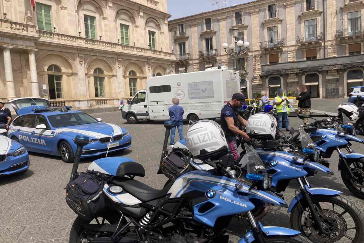 Catania, 2 bici elettriche su 3 non in regola: sequestri e multe in piazza Università