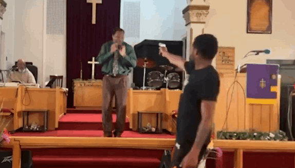 VIDEO | Giovane interrompe funzione religiosa e punta una pistola contro il pastore