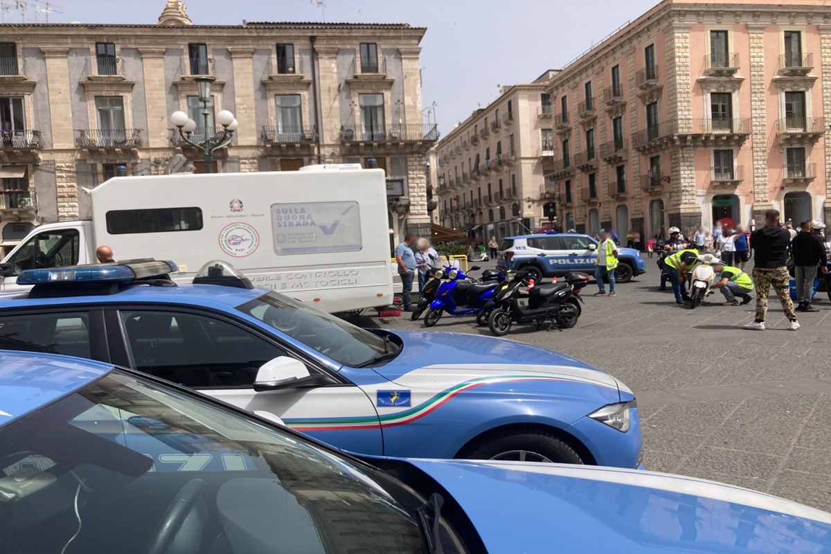 Catania, 2 bici elettriche su 3 non in regola: sequestri e multe in piazza Università
