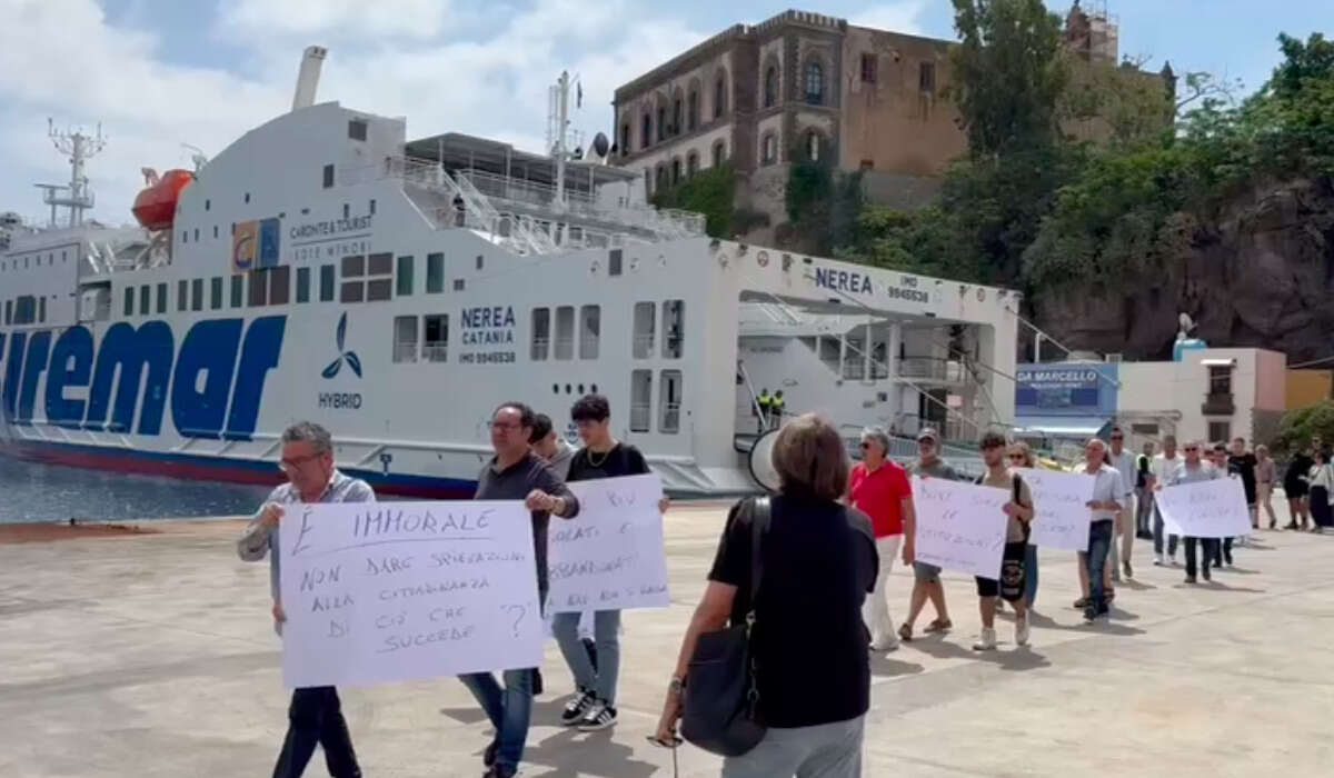 VIDEO | Lipari, nave Nerea ancora ferma dopo l’incidente: protesta di imprenditori e cittadini