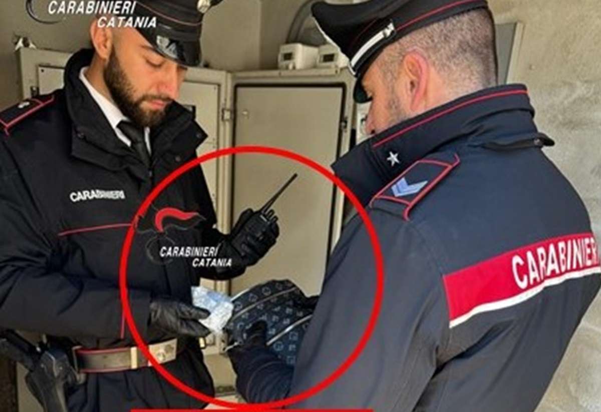Catania, walkie talkie e traffico di droga in via Capo Passero: arrestato pusher 23enne