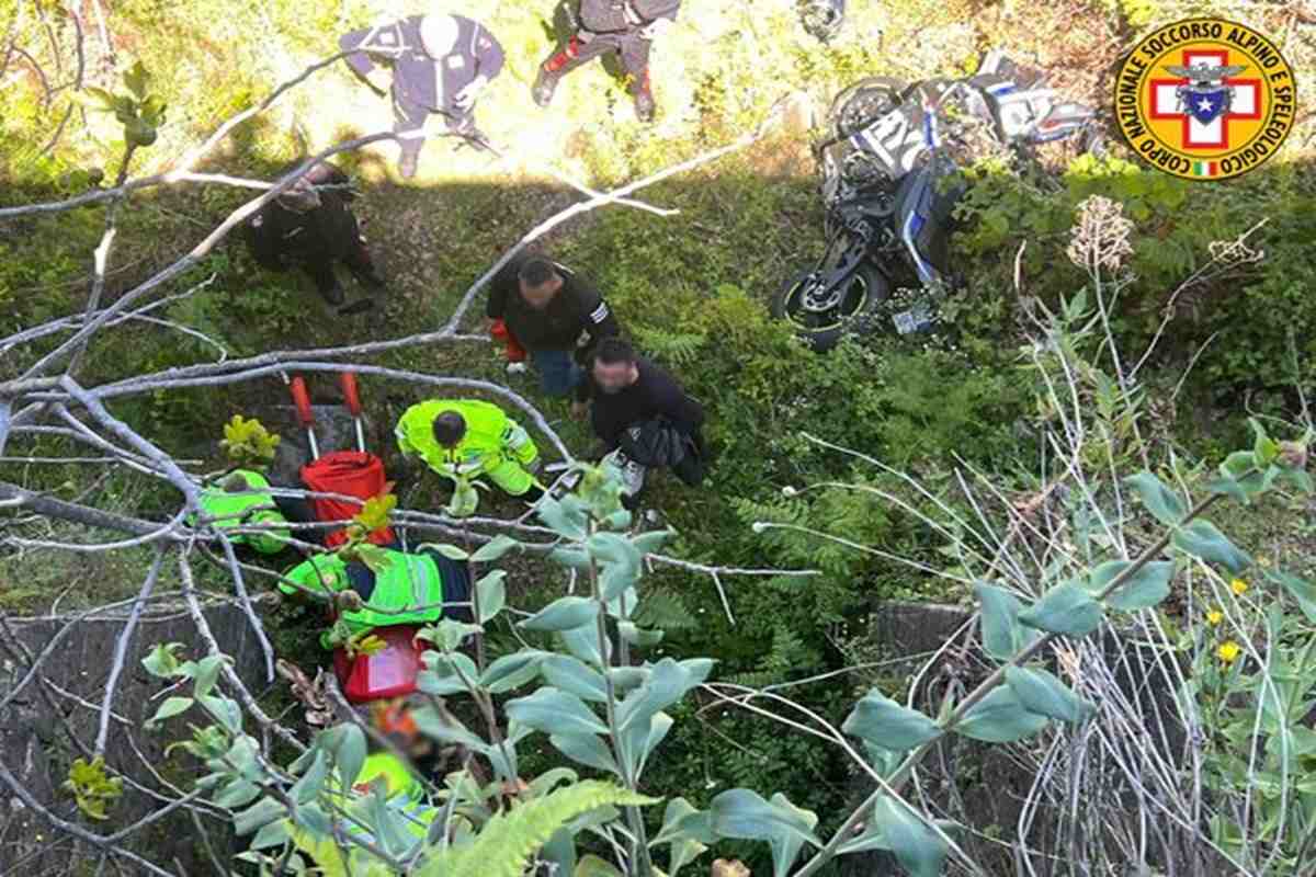 Soccorso motociclista esce fuori strada sulla “Mareneve” e precipita in una scarpata