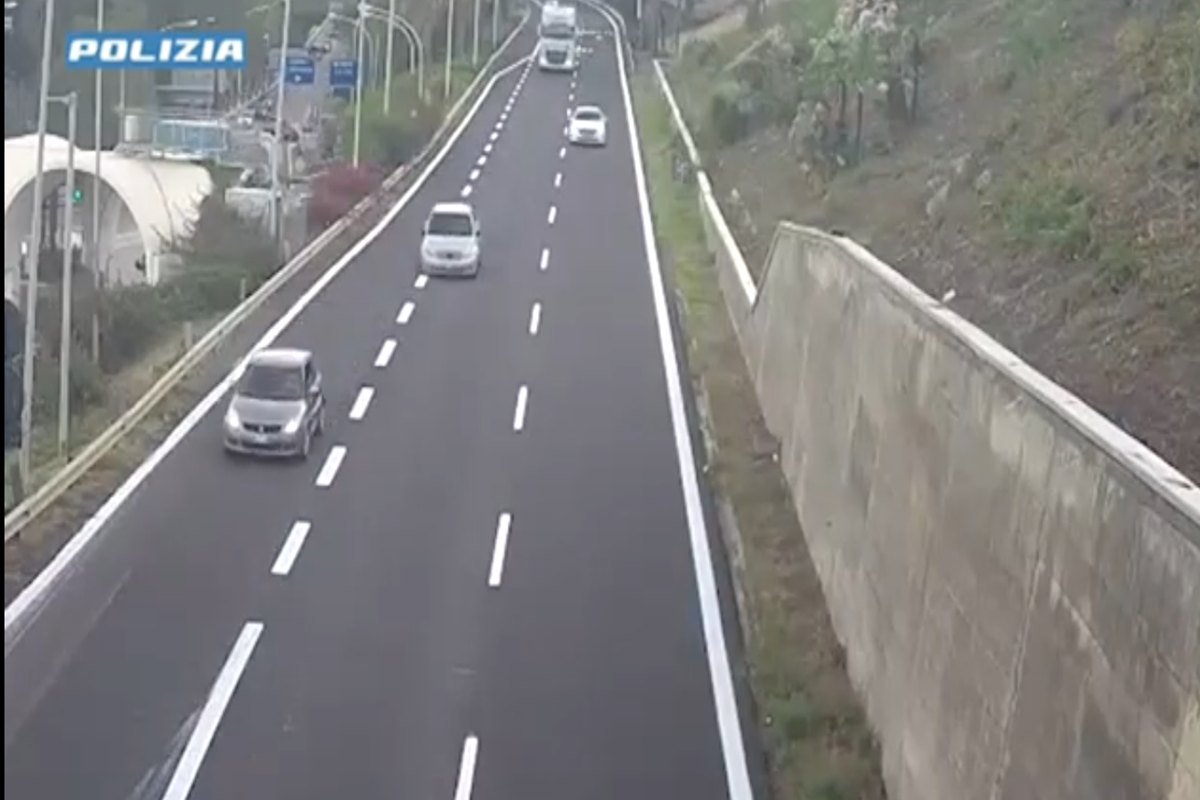 VIDEO | Ubriaca allo svincolo di Taormina sbanda e si schianta