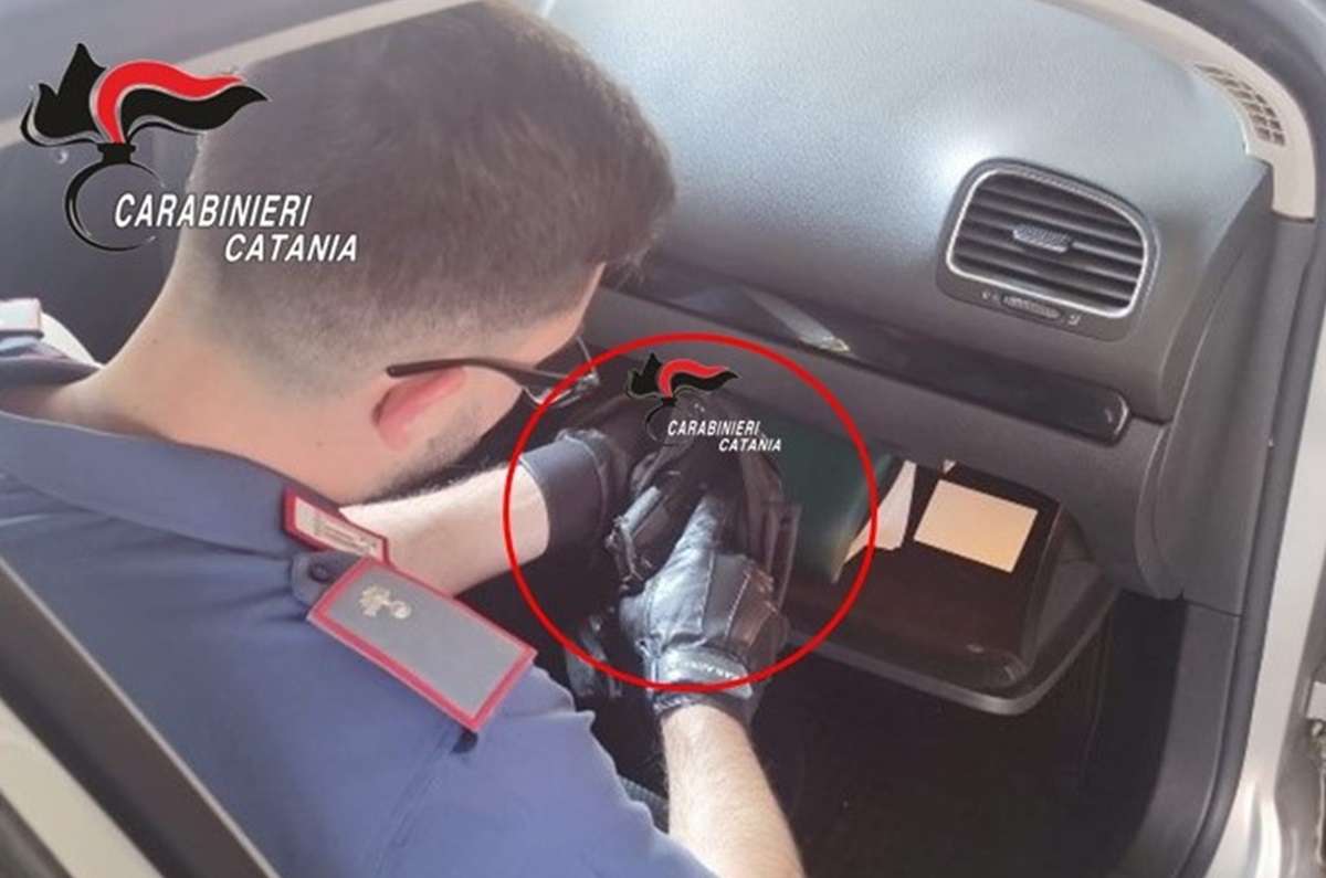 “Ti ammazzo come un cane…”, 58enne litiga con il vicino e lo minaccia con un pistola a Biancavilla