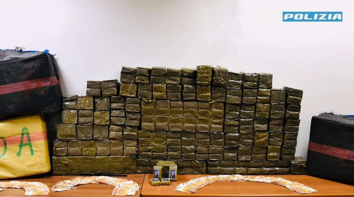 Vittoria, pluripregiudicato trasportava 108 kg di hashish in un’Audi a noleggio: arrestato