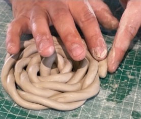 Meravigliosi quei fiori primordiali in ceramica di Caltagirone