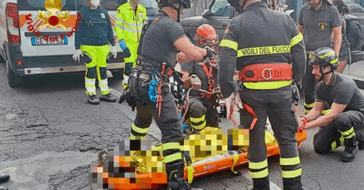 Catania, 27enne cade in uno scavo profondo 10 metri: i soccorsi