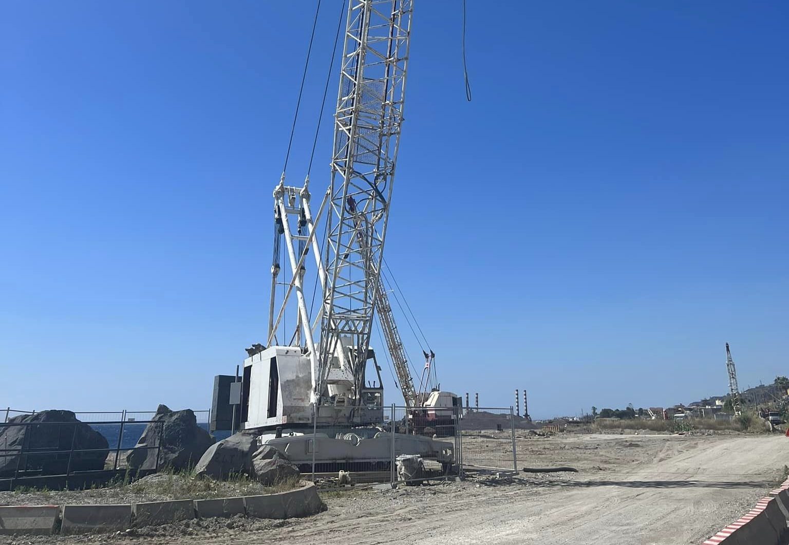 Messina, paura al porto di Tremestieri: furgone cade in acqua
