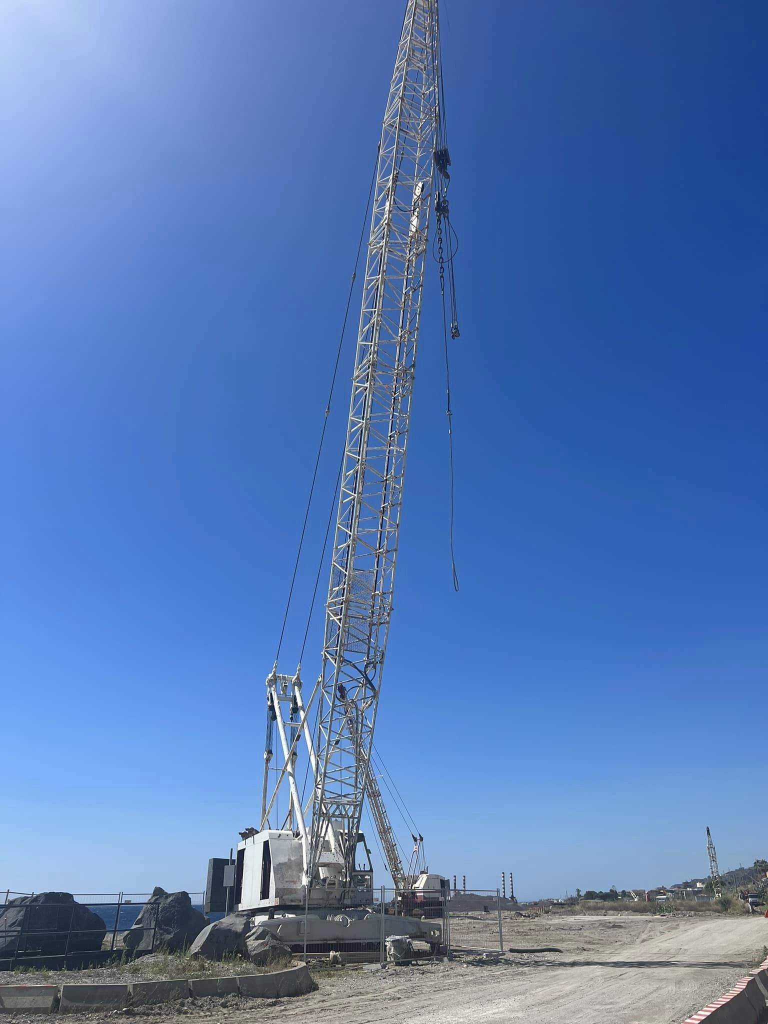 Messina, paura al porto di Tremestieri: furgone cade in acqua