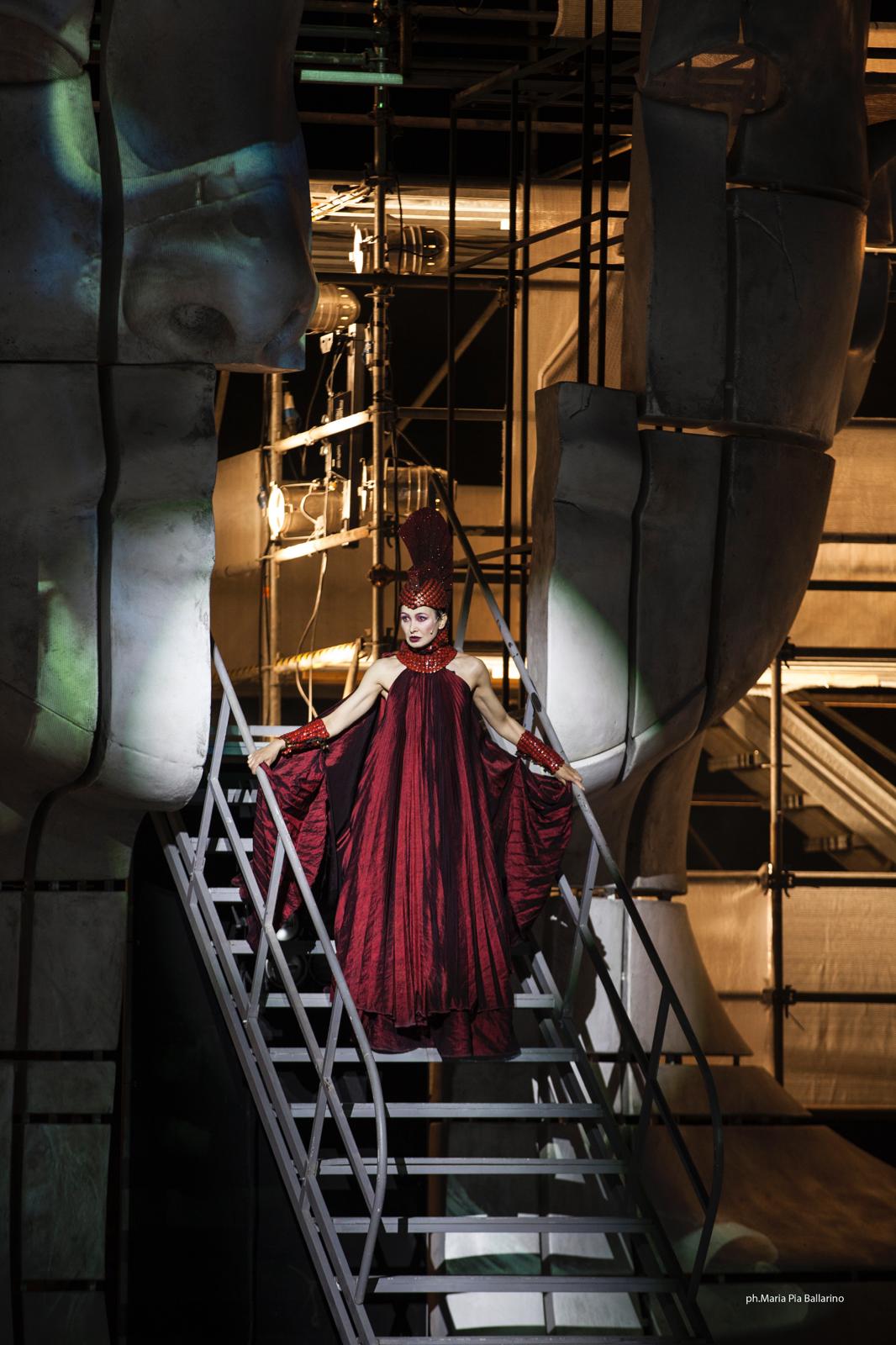 Giovanna Di Rauso nel ruolo di Artemide in Fedra: “Per interpretarla ho lavorato sul dolore del lutto”