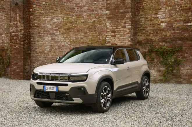 Jeep Avenger raggiunge 100 mila ordini: “Impegno verso l’innovazione e la qualità”