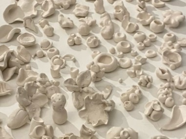 Meravigliosi quei fiori primordiali in ceramica di Caltagirone