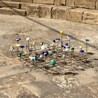 Meravigliosi quei fiori primordiali in ceramica di Caltagirone