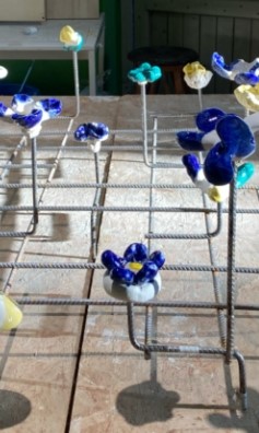 Meravigliosi quei fiori primordiali in ceramica di Caltagirone