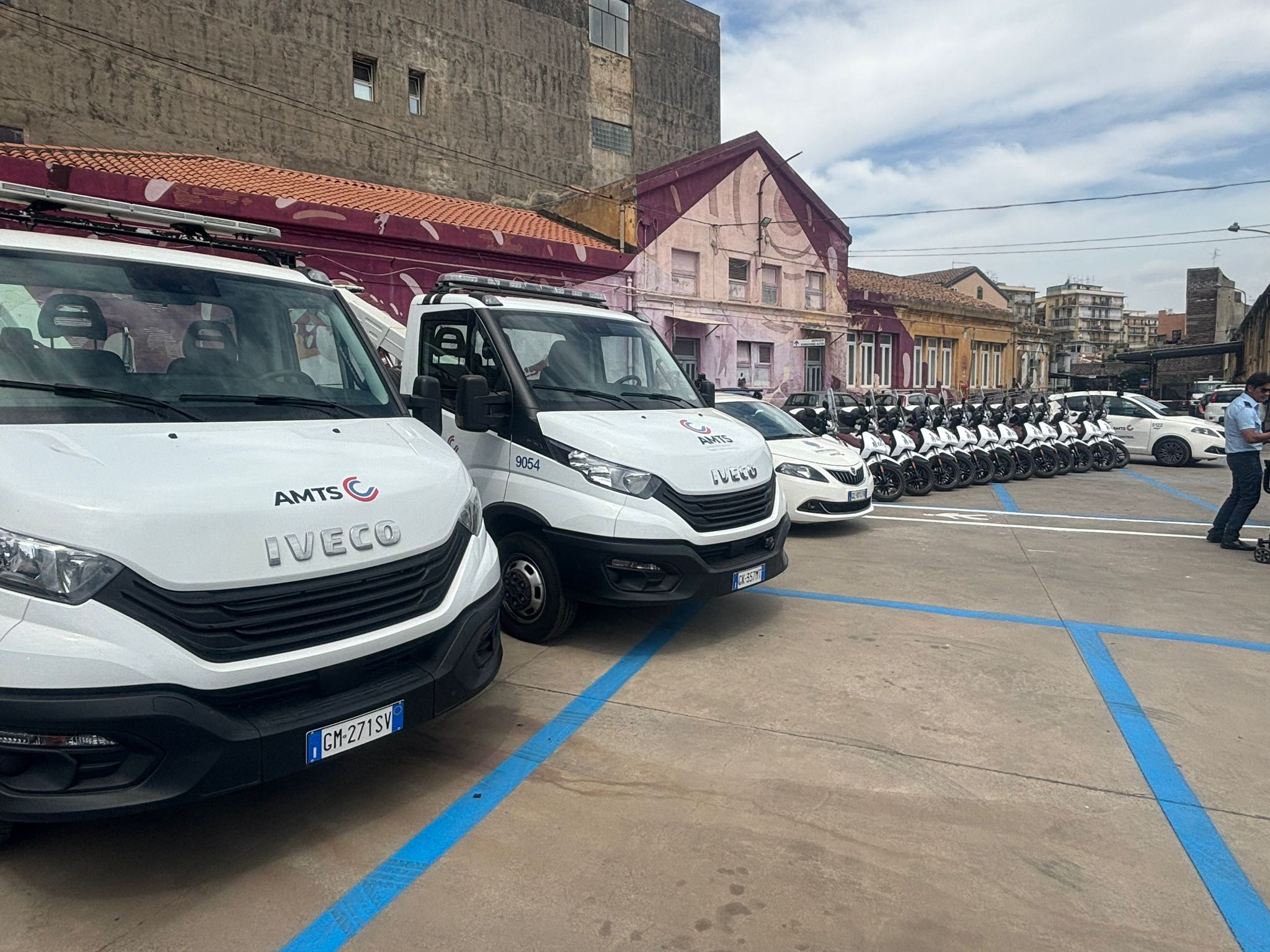 FOTO | AMTS Catania, presentati i nuovi ausiliari del traffico ed autisti: ecco le novità sui mezzi