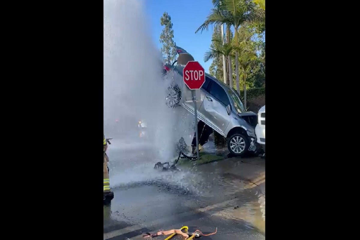 VIDEO | L’incidente e l’auto sollevata in aria da un idrante: le incredibili immagini dalla California