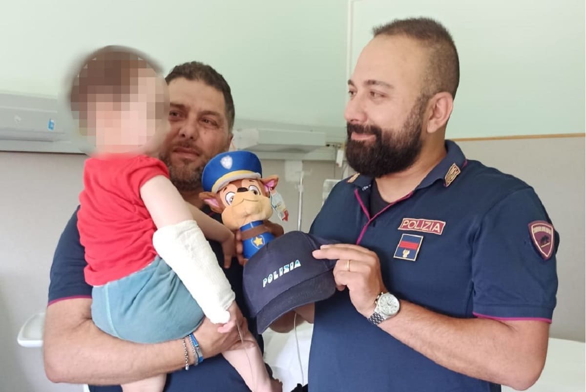 Bambino di un anno in crisi respiratoria in mezzo al traffico nel Catanese: salvato da Polizia e Croce Rossa