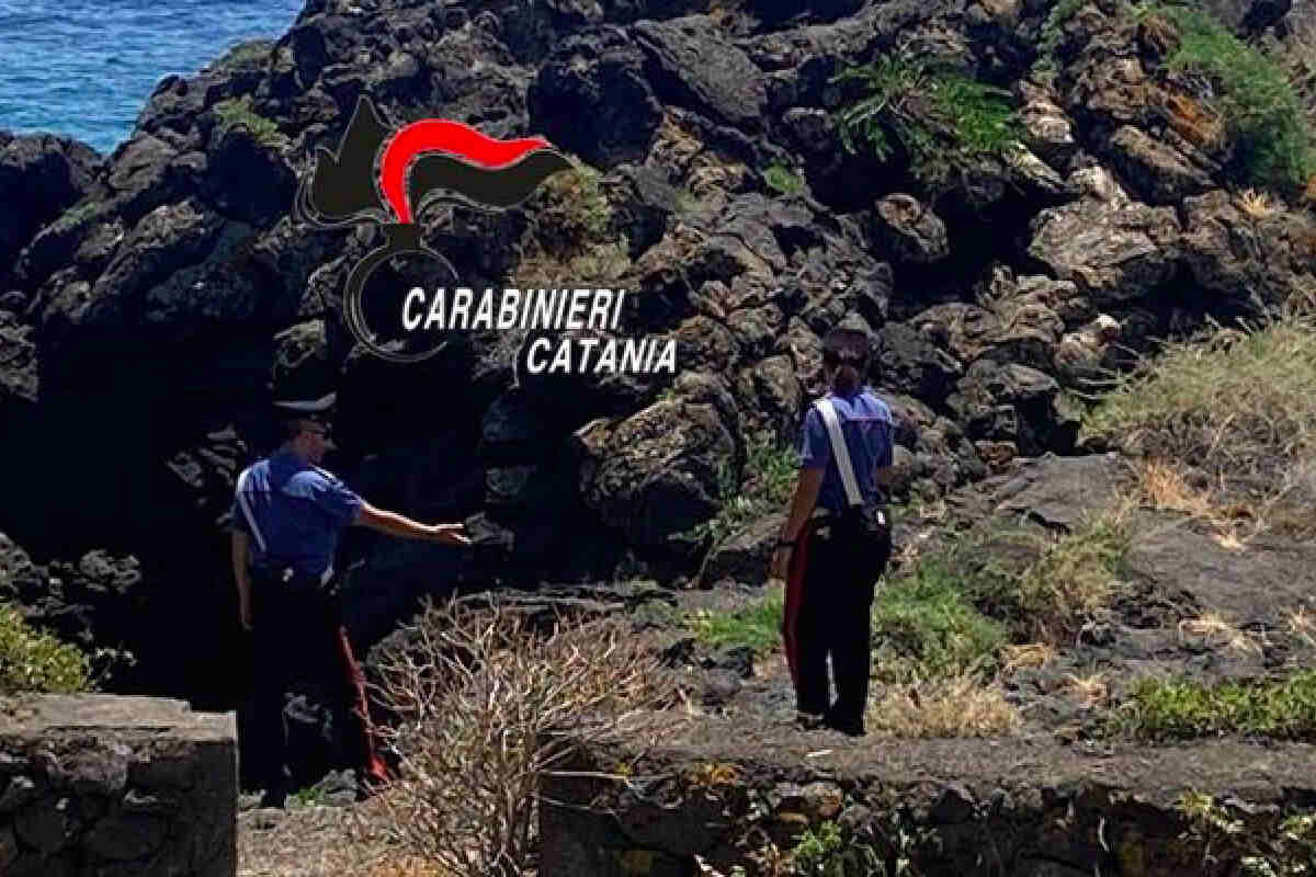 Aci Castello, tentato stupro ai danni di una bagnante su una scogliera: 69enne in manette