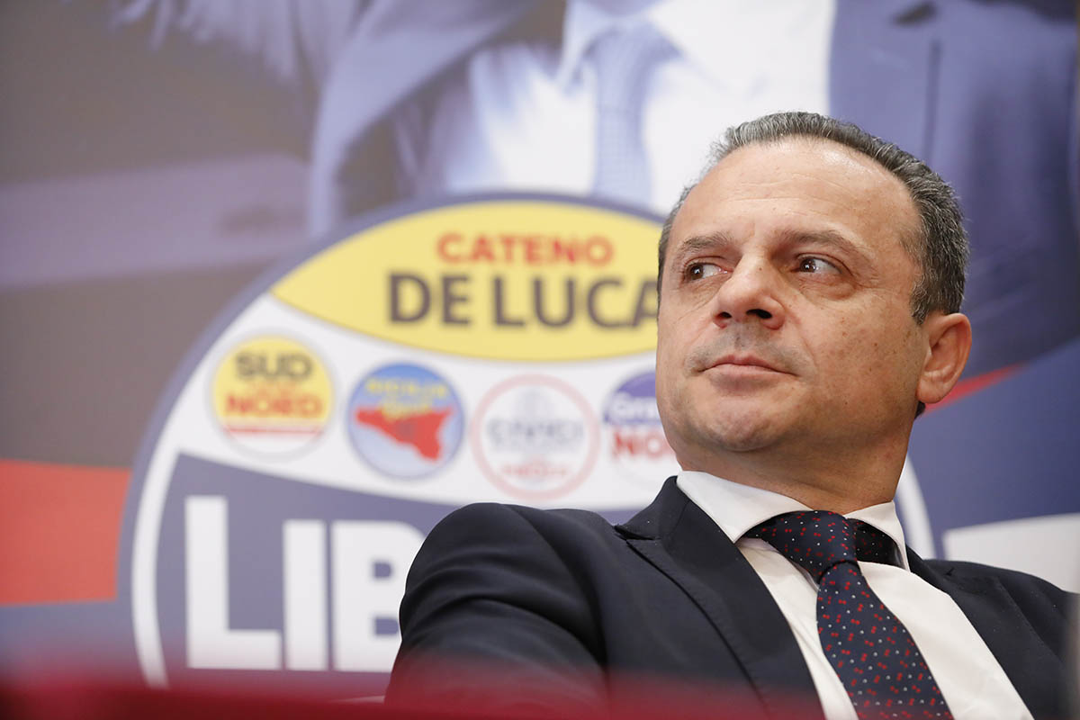 Europee 2024, la denuncia a Cateno De Luca: “Prova a controllare il voto con le assistenti sociali”