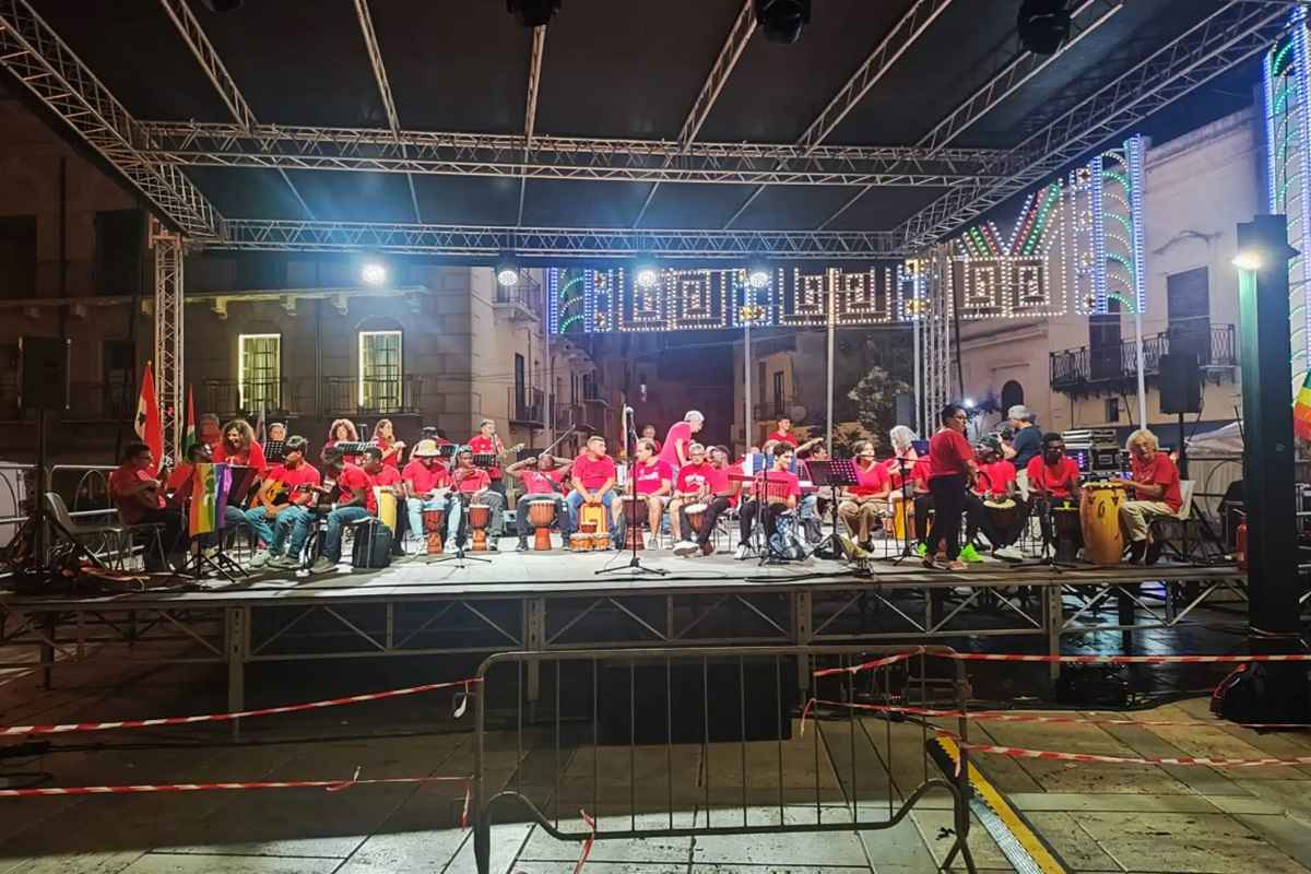 Insieme per l’integrazione, il concerto della Libera Orchestra Popolare ad Alcamo