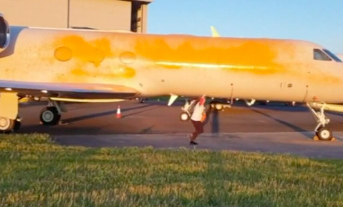 VIDEO | Ecoattivisti vandalizzano un jet privato sperando sia di Taylor Swift