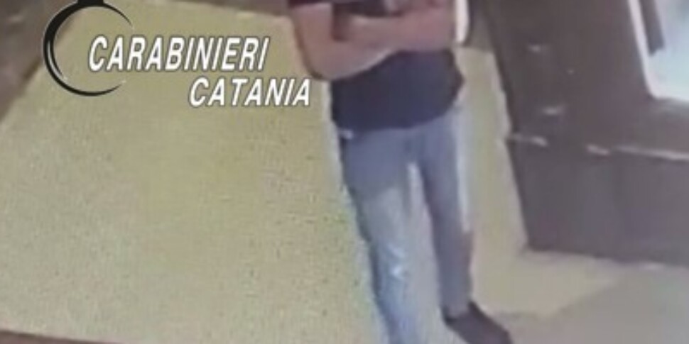 Ruba in Chiesa durante la messa, le telecamere lo incastrano: 46enne arrestato a Caltagirone