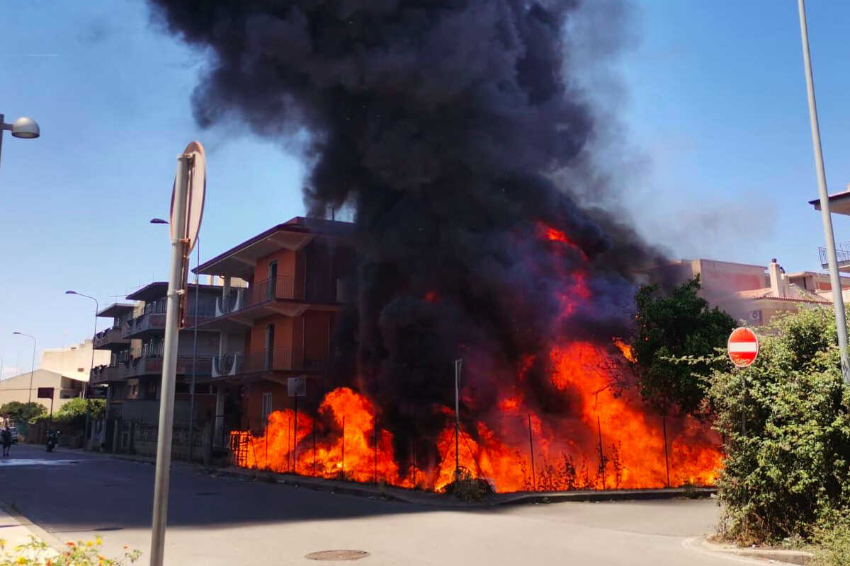 Grosso incendio a Barcellona, case a rischio: Vigili del fuoco sul posto