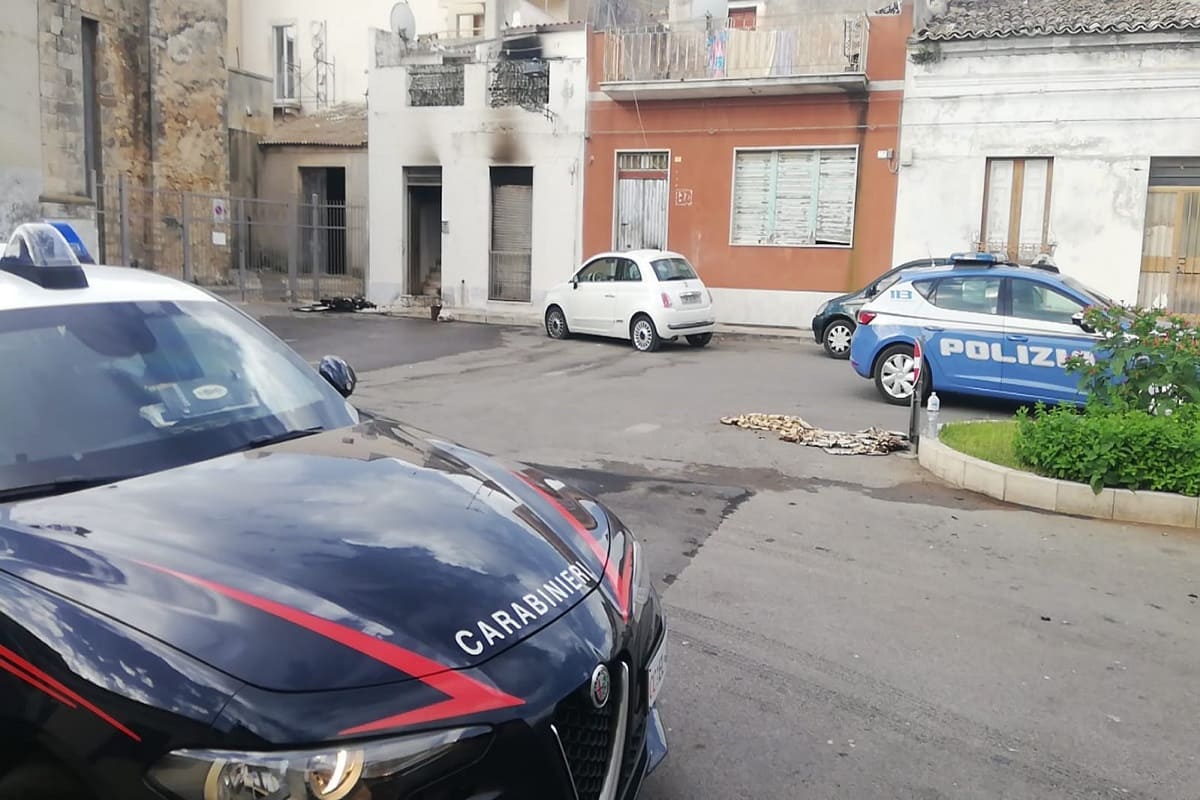 Shock a Vittoria, dà alle fiamme la casa della famiglia e fugge: 4 ustionati gravissimi