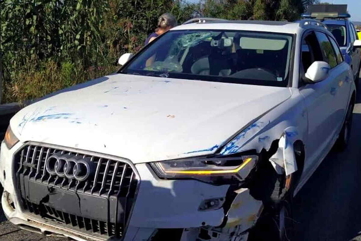 Incidente sulla A-20, auto sbanda e centra la segnaletica