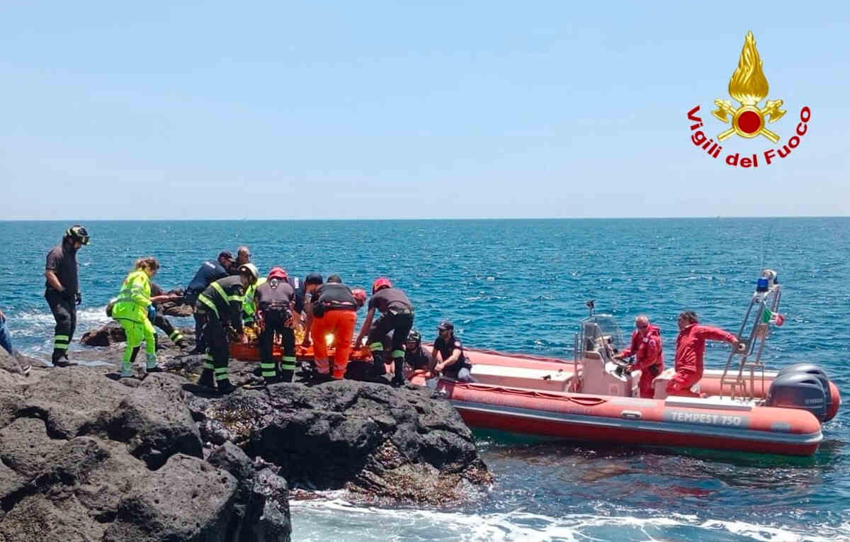 Catania, 16enne cade rovinosamente tra gli scogli del lungomare: è grave