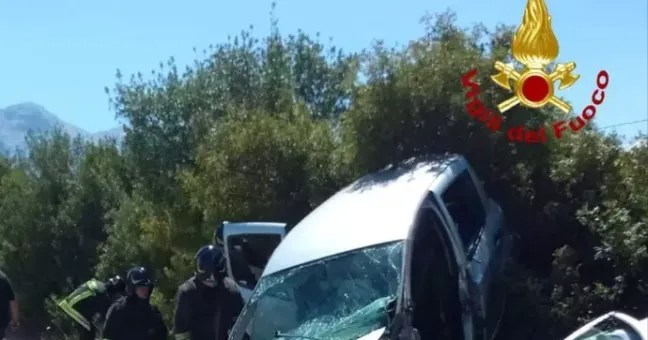 Tragico schianto in auto: morti due ventenni, altri due giovani sono gravissimi