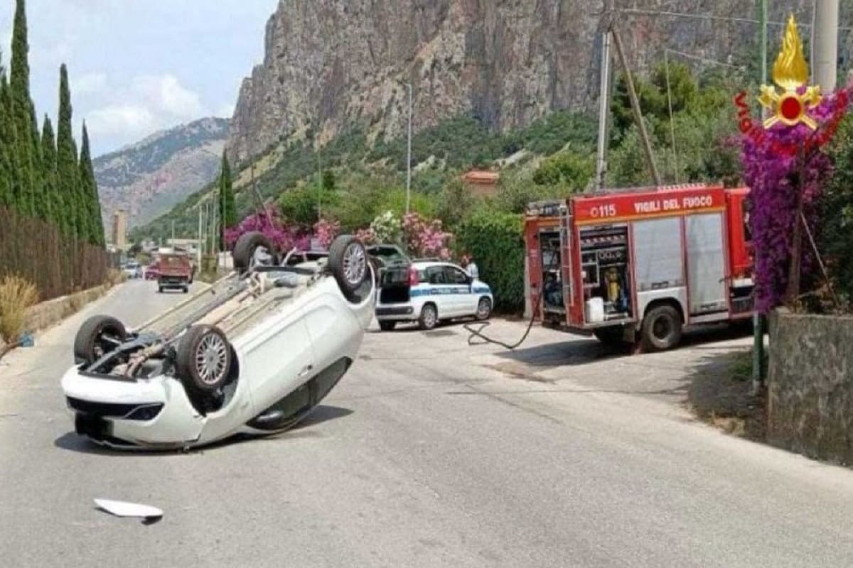 Auto finisce contro un palo e si ribalta, c’è un ferito dopo l’incidente nel Palermitano