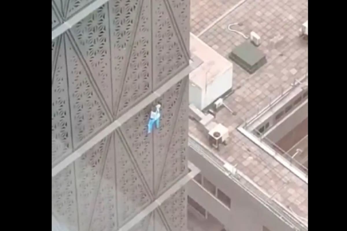 VIDEO | Influencer si arrampica su edificio di 30 piani con la maglia di Messi senza protezione